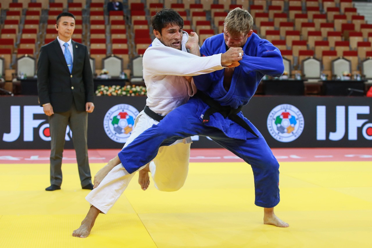 Ishda yalangoch ayollar fotosuratlari