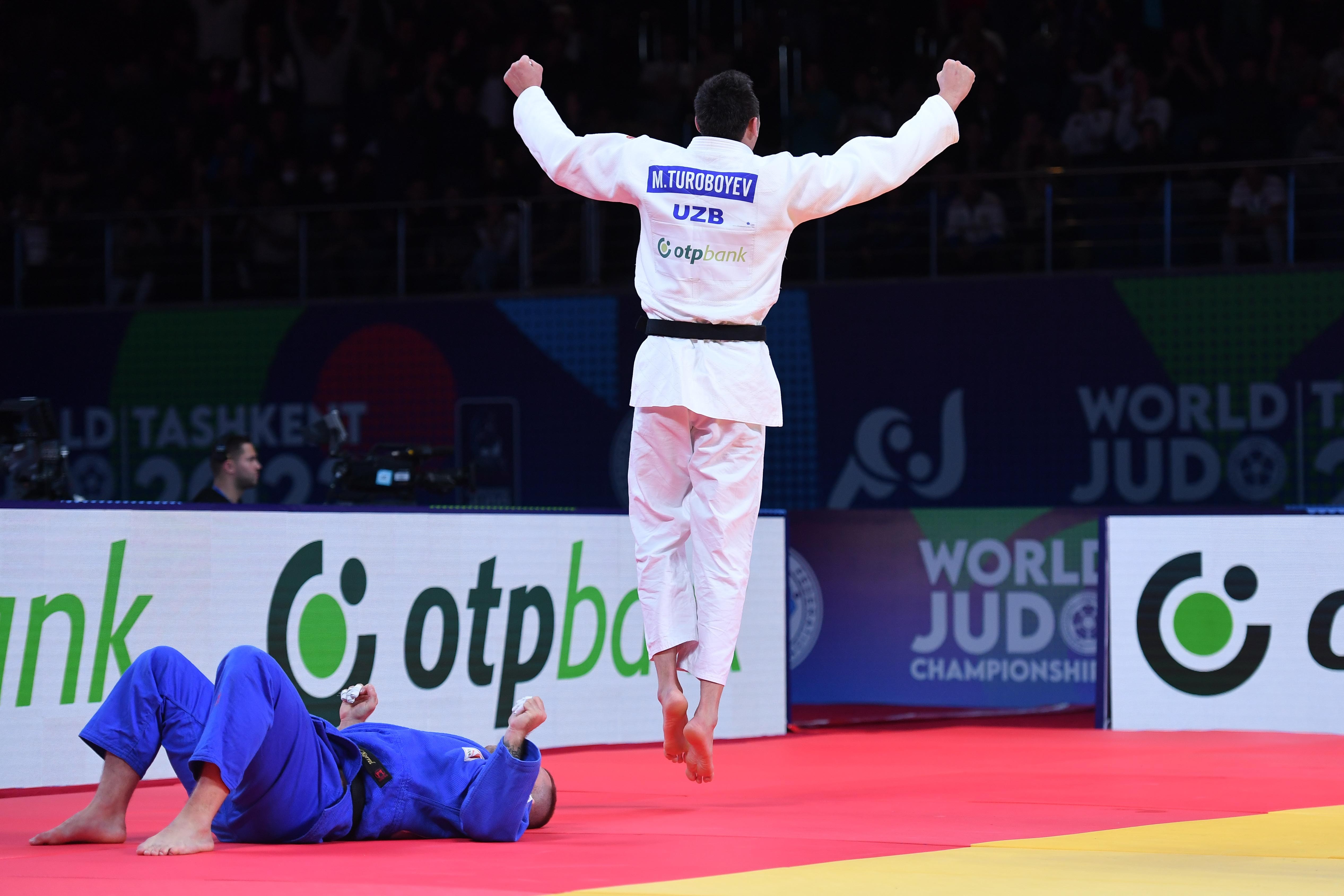 Internetda ajoyib orgazmlar tanlovi Porno tomosha qiling: Busty qoramagiz xorozni yutishni yaxshi koradi