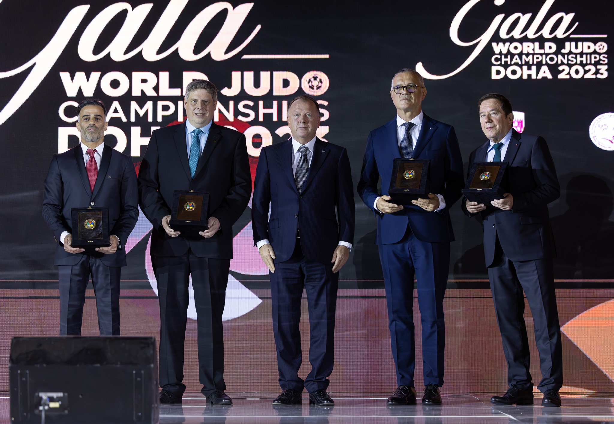 Președintele IJF, Marius Weser, prezintă premii pentru contribuții excepționale la familia Judo / IJF.org