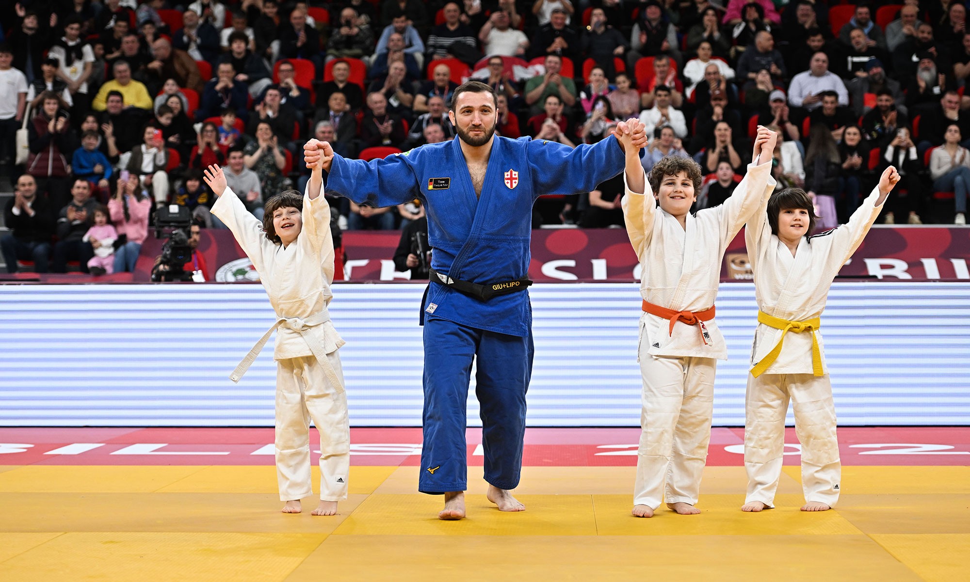 Yaponiyada jamoat transportida jinsiy aloqa Osilgan kokrak Gif