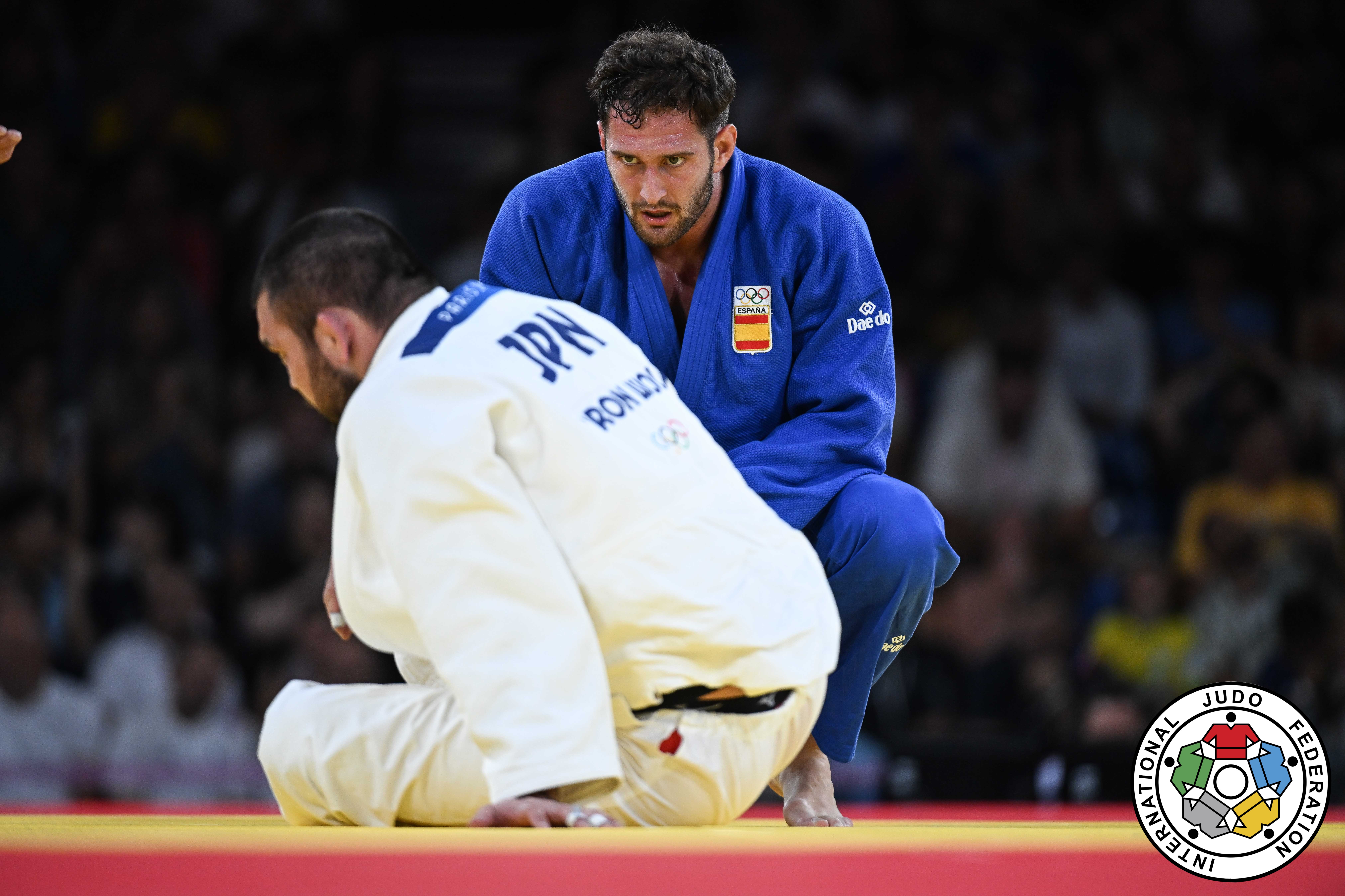 U porno videoda yoqimli qizni bezovta qildi.